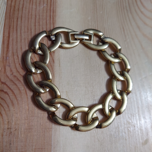 Monet Vintage Polished Gold Tone/Large Flat Oval Link Bracelet - Picture 5 of 8